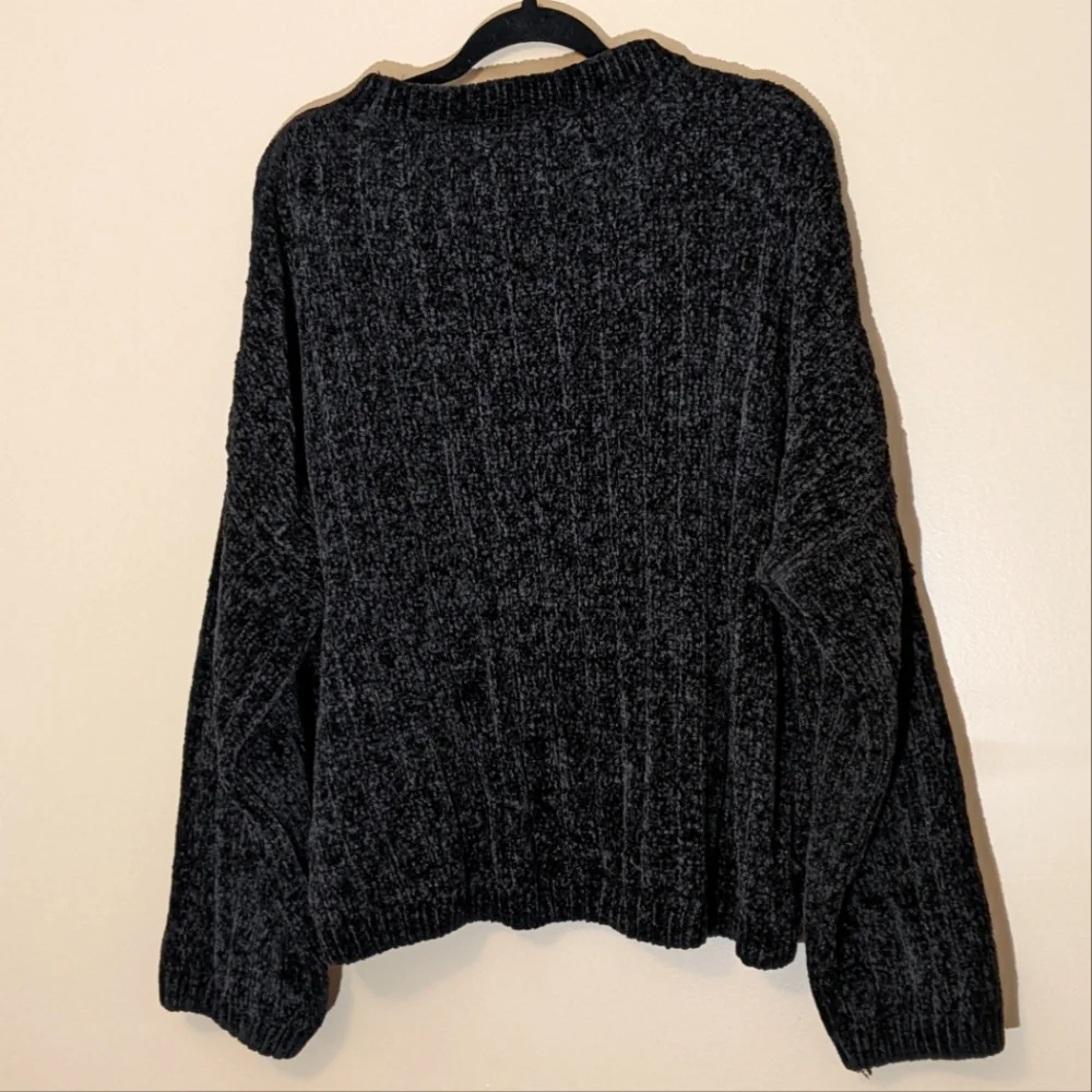 No Boundaries| Black Crew Neck Sweater Polyester made of 100% Recycled Materials - Picture 2 of 7